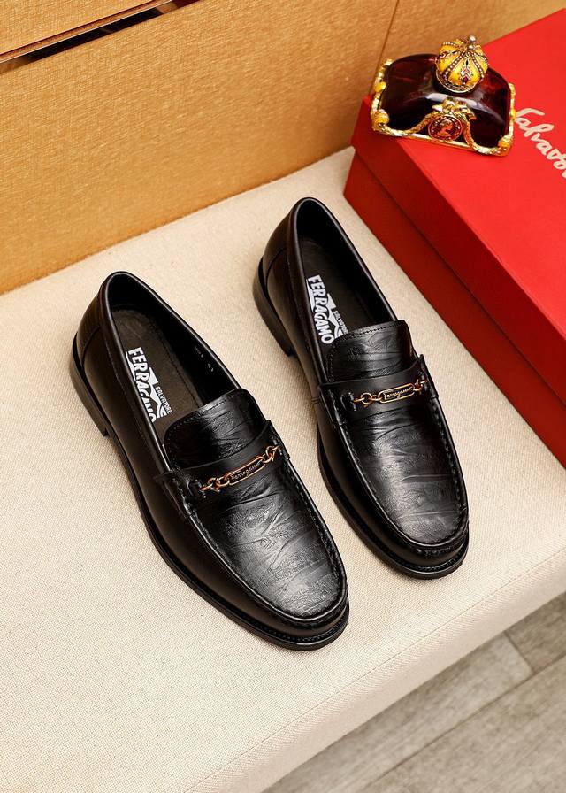 商品商标：Ferragamo 菲拉格慕 休闲皮鞋 正码码数: 38-44 45.46订制 商品材料：精选 进口小牛皮压花鞋面+经典五金扣，进口水染牛皮内里。强烈