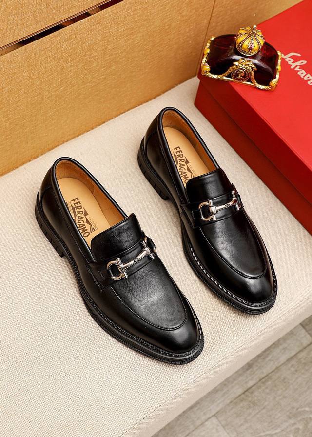 商品商标：Ferragamo 菲拉格慕 休闲皮鞋 正码码数: 38-44 45.46订制 商品材料：精选 进口小牛皮鞋面+经典五金扣，进口水染牛皮内里。强烈立体