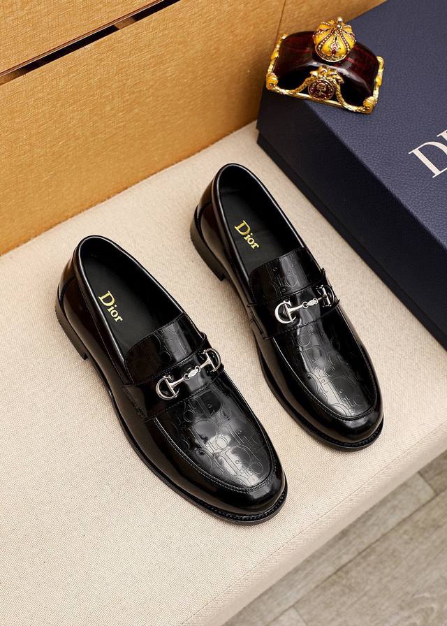 商品商标：Dior 迪奥 休闲皮鞋 正码码数: 38-44 45.46订做 商品材料：精选 意大利进口头层开边珠牛皮鞋面+奢华五金扣，进口水染牛皮内里。强烈立体