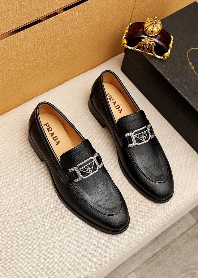 商品商标：prada 普拉达 休闲皮鞋 正码码数: 38-44 45.46订制 商品材料：精选 进口头层十字纹牛皮鞋面，进口水染牛皮内里。强烈立体视觉效果，组合
