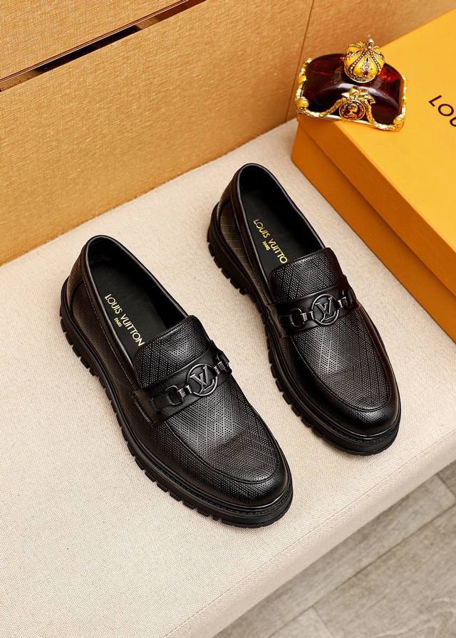 商品商标：Louis Vuitton 路易威登 休闲皮鞋 正码码数: 38-44 45.46订制 商品材料：精选 进口头层小牛皮压花鞋面+奢华五金扣，进口头层牛