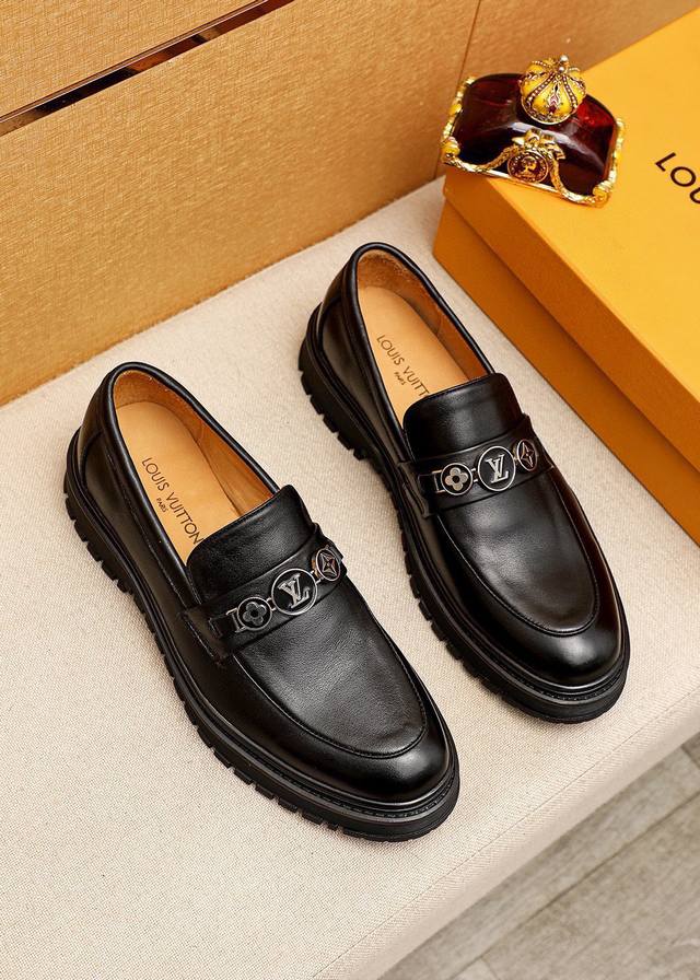 商品商标：Louis Vuitton 路易威登 休闲皮鞋 正码码数: 38-44 45.46订制 商品材料：精选 进口头层小牛皮鞋面+奢华五金扣，进口头层牛皮内