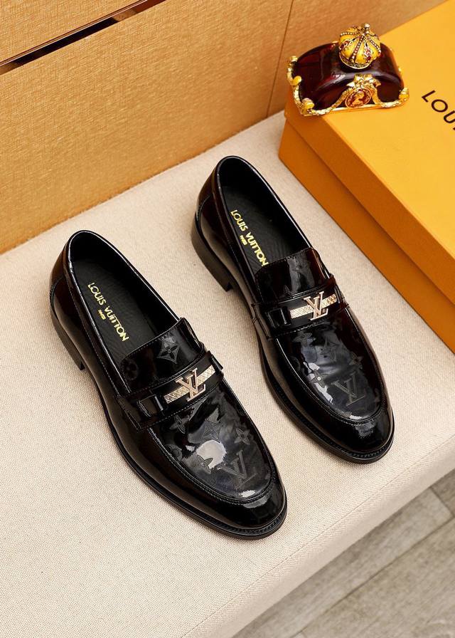 商品商标：Louis Vuitton 路易威登 休闲皮鞋 正码码数: 38-44 45.46订制 商品材料：精选 进口头层漆皮鞋面+奢华五金扣，进口头层牛皮内里