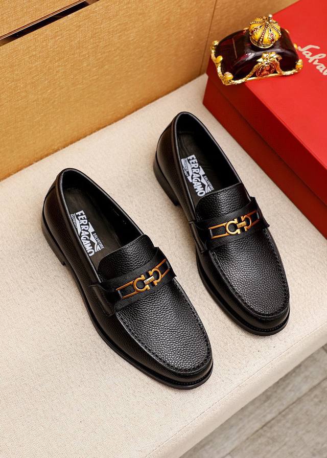商品商标：Ferragamo 菲拉格慕 休闲皮鞋 正码码数: 38-44 45.46订制 商品材料：精选 进口头层荔枝纹牛皮鞋面+奢华五金扣，进口水染牛皮内里。