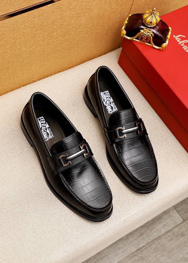 商品商标：Ferragamo 菲拉格慕 休闲皮鞋 正码码数: 38-44 45.46订制 商品材料：精选 进口头层牛皮压花鞋面+奢华五金扣，进口水染牛皮内里。强