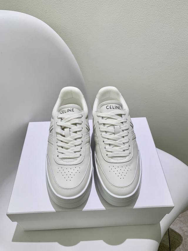 码数35-40 41定做 Celine 2025新款厚底5Cm经典小白鞋，点缀上简约又不失个性的彩色线条， 低调中暗藏着高级感，每一处细节都写满了精致。5Cm的