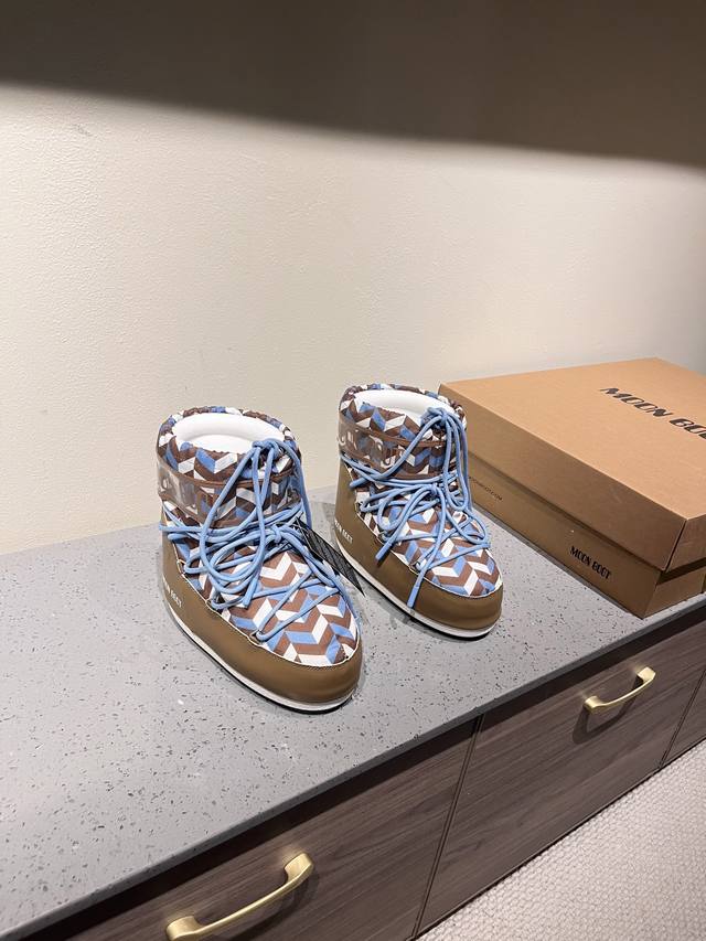 出厂: 独家顶级版本 全新升级版本 Moon Boot2025Vs秋冬季爆款雪地靴系列 丑萌月亮雪地靴 忘了Ugg吧，时髦人都在穿Moon Boot雪地靴 如果