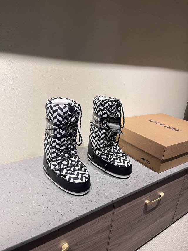 出厂: 独家顶级版本 全新升级版本 Moon Boot2025Vs秋冬季爆款雪地靴系列 丑萌月亮雪地靴 忘了Ugg吧，时髦人都在穿Moon Boot雪地靴 如果