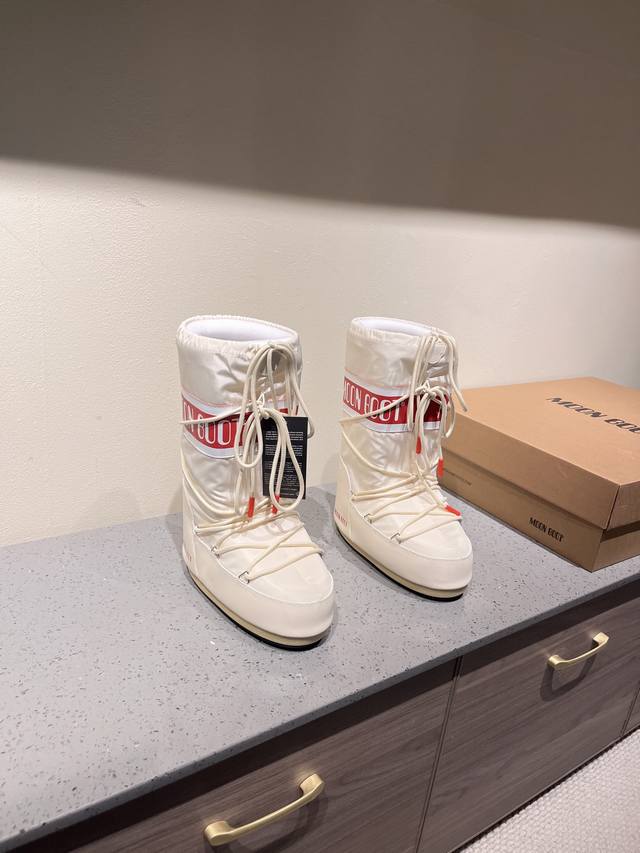 出厂: 独家顶级版本 全新升级版本 Moon Boot2025Vs秋冬季爆款雪地靴系列 丑萌月亮雪地靴 忘了Ugg吧，时髦人都在穿Moon Boot雪地靴 如果