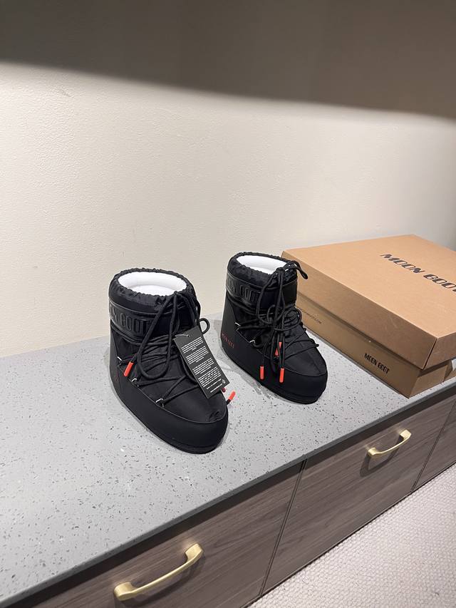 出厂: 独家顶级版本 全新升级版本 Moon Boot2025Vs秋冬季爆款雪地靴系列 丑萌月亮雪地靴 忘了Ugg吧，时髦人都在穿Moon Boot雪地靴 如果