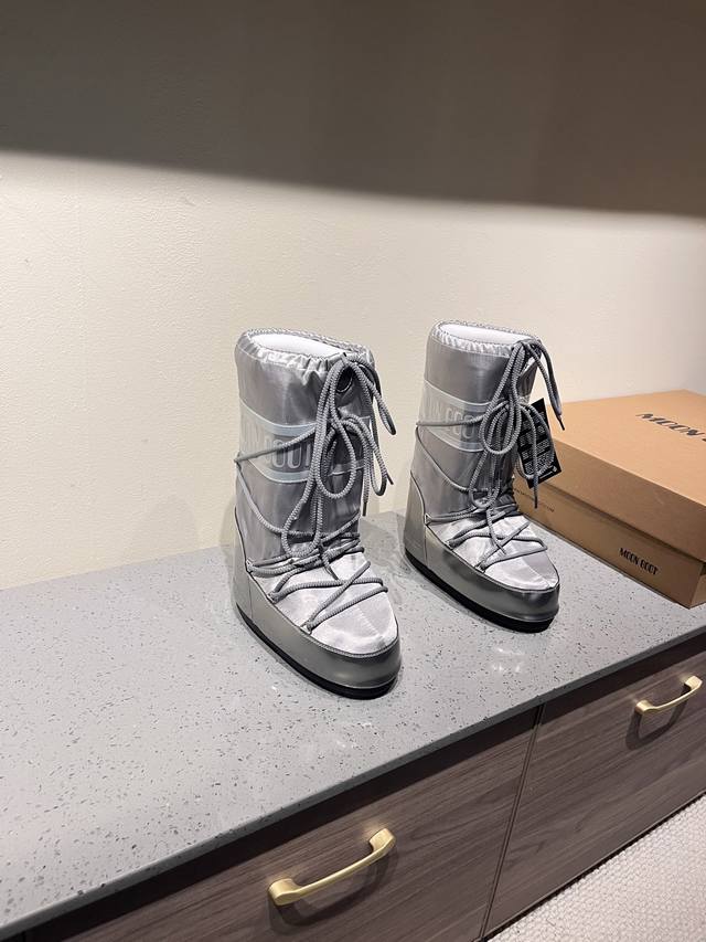 出厂: 独家顶级版本 全新升级版本 Moon Boot2025Vs秋冬季爆款雪地靴系列 丑萌月亮雪地靴 忘了Ugg吧，时髦人都在穿Moon Boot雪地靴 如果