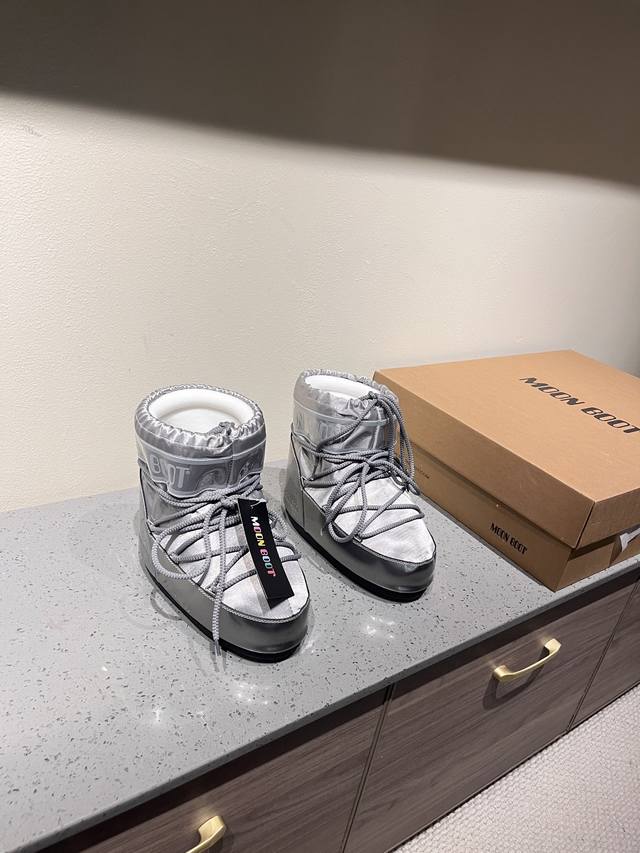 出厂: 独家顶级版本 全新升级版本 Moon Boot2025Vs秋冬季爆款雪地靴系列 丑萌月亮雪地靴 忘了Ugg吧，时髦人都在穿Moon Boot雪地靴 如果