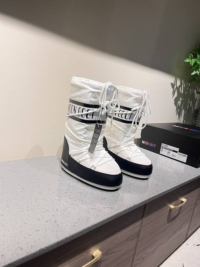 出厂: 独家顶级版本 全新升级版本 Moon Boot2025Vs秋冬季爆款雪地靴系列 丑萌月亮雪地靴 忘了Ugg吧，时髦人都在穿Moon Boot雪地靴 如果