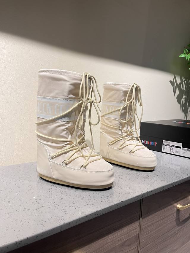 出厂: 独家顶级版本 全新升级版本 Moon Boot2025Vs秋冬季爆款雪地靴系列 丑萌月亮雪地靴 忘了Ugg吧，时髦人都在穿Moon Boot雪地靴 如果