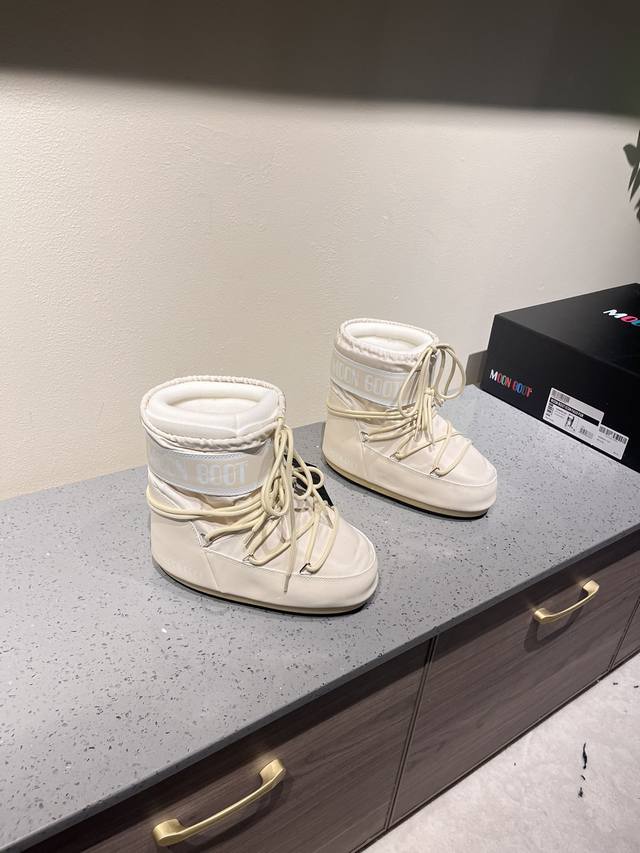 出厂: 独家顶级版本 全新升级版本 Moon Boot2025Vs秋冬季爆款雪地靴系列 丑萌月亮雪地靴 忘了Ugg吧，时髦人都在穿Moon Boot雪地靴 如果