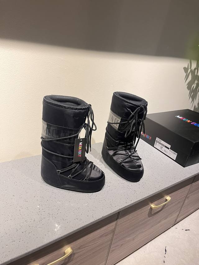 出厂: 独家顶级版本 全新升级版本 Moon Boot2025Vs秋冬季爆款雪地靴系列 丑萌月亮雪地靴 忘了Ugg吧，时髦人都在穿Moon Boot雪地靴 如果