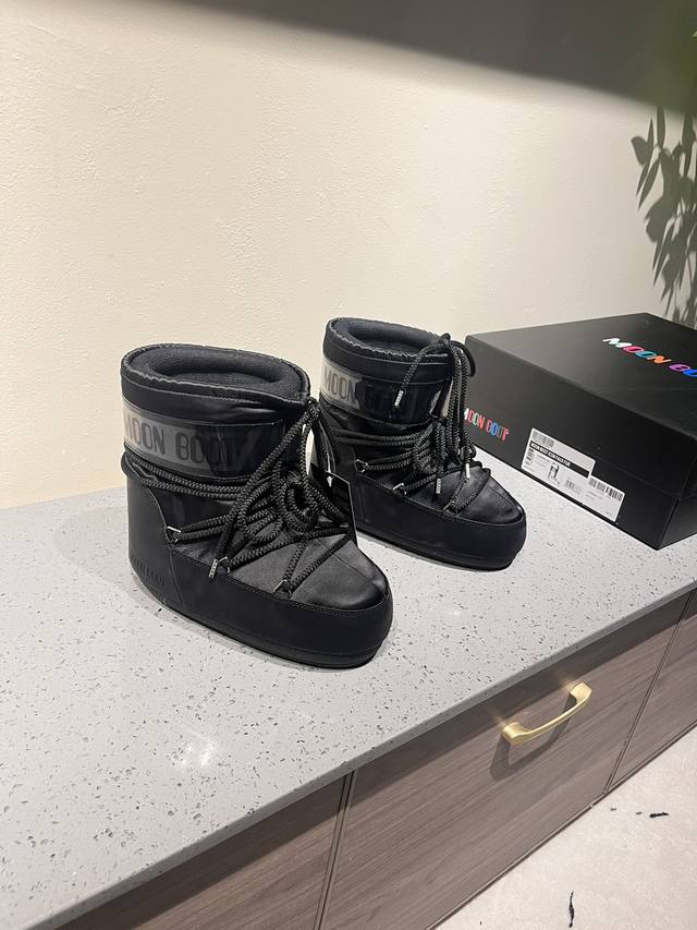 出厂: 独家顶级版本 全新升级版本 Moon Boot2025Vs秋冬季爆款雪地靴系列 丑萌月亮雪地靴 忘了Ugg吧，时髦人都在穿Moon Boot雪地靴 如果