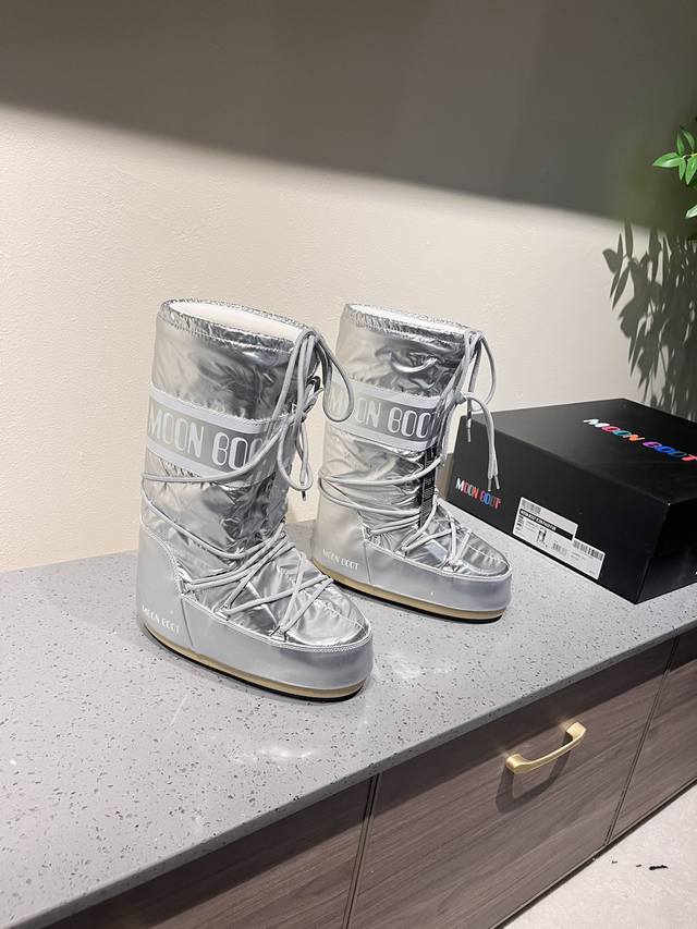 出厂: 独家顶级版本 全新升级版本 Moon Boot2025Vs秋冬季爆款雪地靴系列 丑萌月亮雪地靴 忘了Ugg吧，时髦人都在穿Moon Boot雪地靴 如果