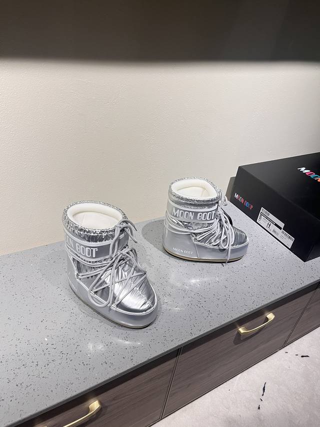 出厂: 独家顶级版本 全新升级版本 Moon Boot2025Vs秋冬季爆款雪地靴系列 丑萌月亮雪地靴 忘了Ugg吧，时髦人都在穿Moon Boot雪地靴 如果