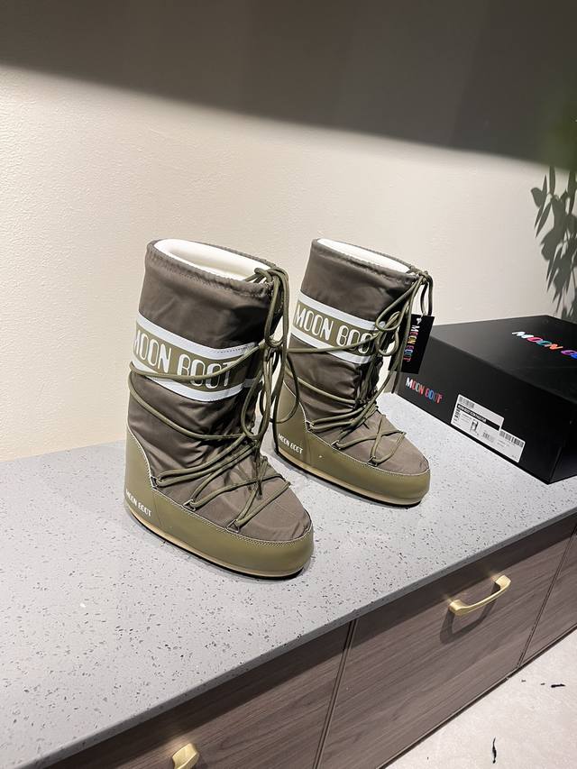 出厂: 独家顶级版本 全新升级版本 Moon Boot2025Vs秋冬季爆款雪地靴系列 丑萌月亮雪地靴 忘了Ugg吧，时髦人都在穿Moon Boot雪地靴 如果