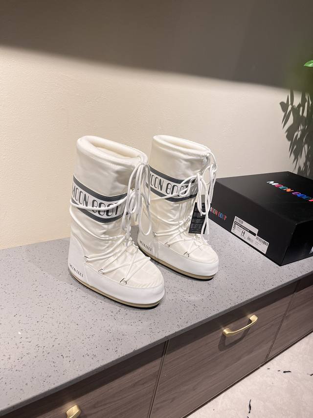 出厂: 独家顶级版本 全新升级版本 Moon Boot2025Vs秋冬季爆款雪地靴系列 丑萌月亮雪地靴 忘了Ugg吧，时髦人都在穿Moon Boot雪地靴 如果
