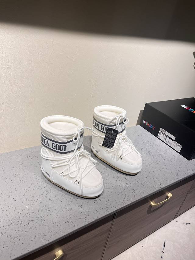 出厂: 独家顶级版本 全新升级版本 Moon Boot2025Vs秋冬季爆款雪地靴系列 丑萌月亮雪地靴 忘了Ugg吧，时髦人都在穿Moon Boot雪地靴 如果
