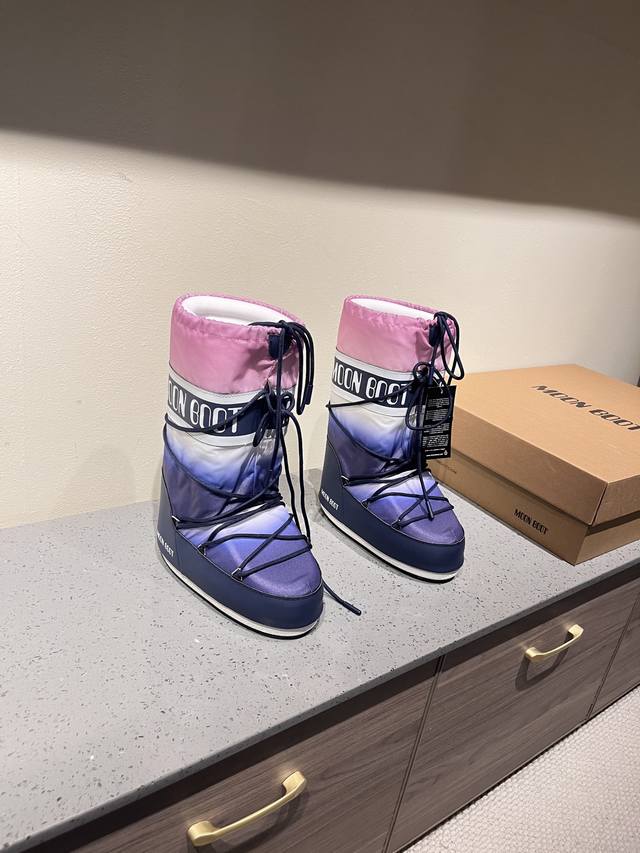 出厂:打印款 独家顶级版本 全新升级版本 Moon Boot2025Vs秋冬季爆款雪地靴系列 丑萌月亮雪地靴 忘了Ugg吧，时髦人都在穿Moon Boot雪地靴