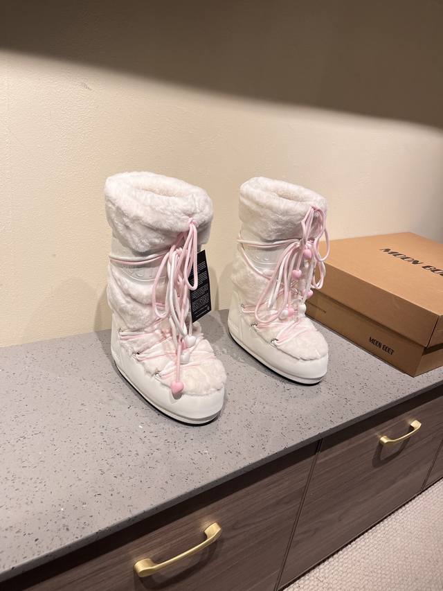 出厂:爱心款 独家顶级版本 全新升级版本 Moon Boot2025Vs秋冬季爆款雪地靴系列 丑萌月亮雪地靴 忘了Ugg吧，时髦人都在穿Moon Boot雪地靴