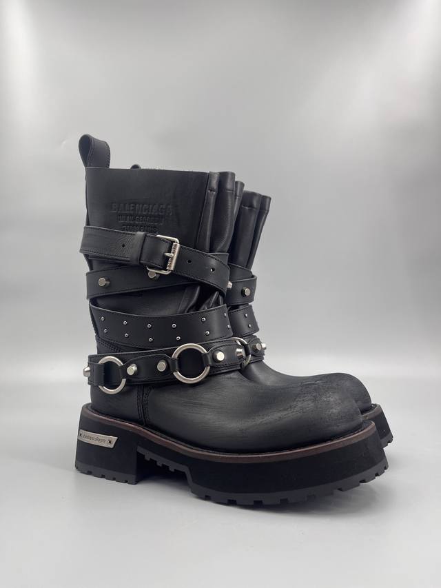10寸钉扣 被问爆了巴黎世家Balenciaga毒液靴终于出了 宝子们，时尚界永远不缺惊艳之作，而Balenciaga毒液靴绝对是其中的佼佼者。 上衣选短款露脐