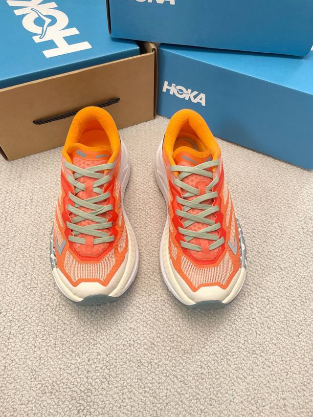 hoka One One Mafate X 系列 休闲 运动鞋 户外 超轻 跑鞋 Hoka Mafate X延续了系列标志性的 厚底怪兽 基因，后跟高达 49M