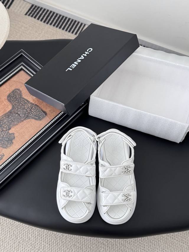 Chanel 25新魔术贴凉鞋厚底版面！ 顶级对版货！ 所有的颜色我家都有！ 鞋面进口面料，垫脚内里羊皮，原版五金扣。 均配专柜顶级包装！ Size:35-39