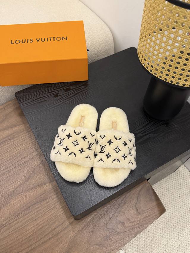 louis Vuitton 2025 新款羊毛拖鞋细柔软羊毛 頂级品质纯皮毛一体直毛打造！超温暖的感觉，穿上仿佛踩在云朵上Lv经典老花装饰，精致高级！让这双毛拖