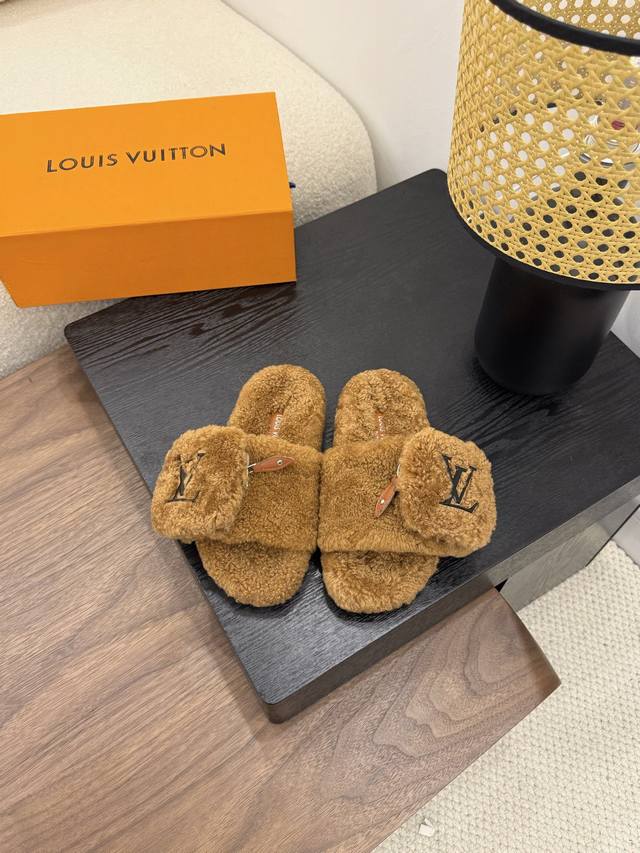 lv 2025 秋季路易威登 官网同步更新羊毛小书包 Bs代购级别！高级感十足！国内外博主刷爆的一款，复古又时髦 上脚美炸了！官网主推款★ 鞋面：原版特定面料进