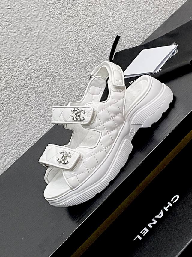 Chanel 香奈儿小香25秋冬新款 独家顶级版本 工厂p秋冬订货会订单先出散单排对 C家香*奈儿2025Vs春夏经典爆款沙滩凉鞋系列 魔术贴皮条扣沙滩凉鞋 最