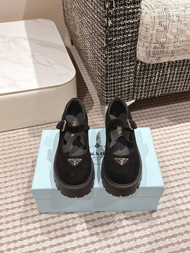 prada 普拉达25Ss新款厚底玛丽珍鞋 复古时髦前卫的轮齿厚底鞋底搭配牛面让整双鞋轻便舒适鲜艳色彩满足不同风格时髦人士的多种选择！标志性 Logo 印花搭配