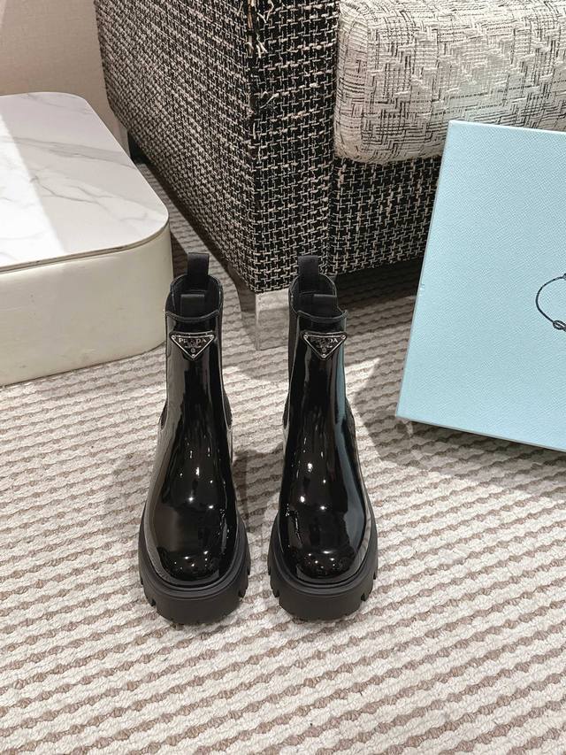 prada 普拉达秋冬最新款三角标一脚蹬短靴 超多明星网红种草冬天买不到的系列，绝对是今年的大爆款贼好看简约的鞋面设计极具品牌辨识度的三角标点缀细节拉满上脚大气