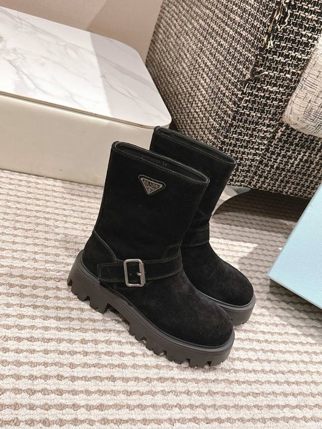 顶级版本 prada 2025秋冬新款经典三角标厚底一脚蹬短靴！ 精致线条与工艺构造定义此款皮革短靴，饰有标志性三角形徽标，独特的金属搭扣为机车风格增添个性！
