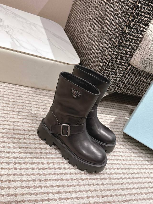 顶级版本 prada 2025秋冬新款经典三角标厚底一脚蹬短靴！ 精致线条与工艺构造定义此款皮革短靴，饰有标志性三角形徽标，独特的金属搭扣为机车风格增添个性！