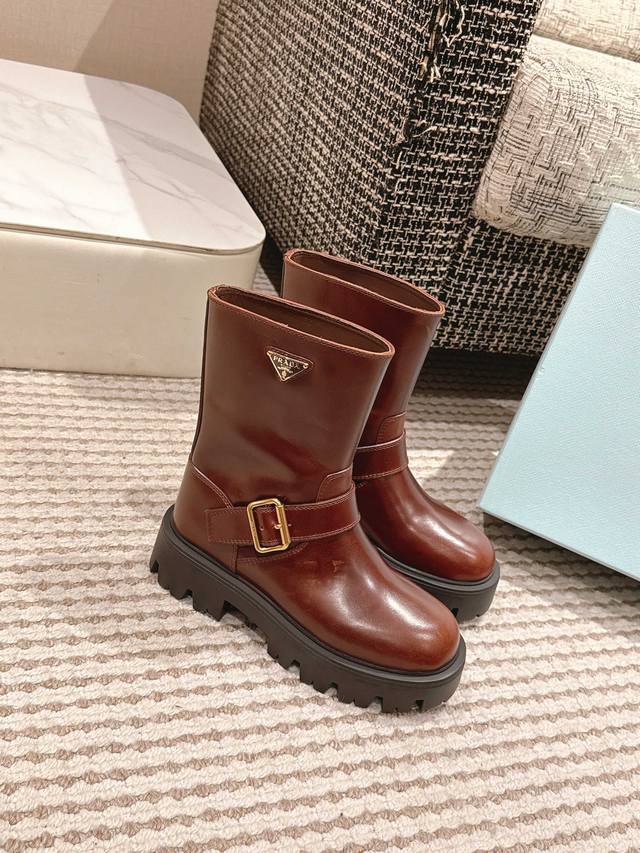 顶级版本 prada 2025秋冬新款经典三角标厚底一脚蹬短靴！ 精致线条与工艺构造定义此款皮革短靴，饰有标志性三角形徽标，独特的金属搭扣为机车风格增添个性！