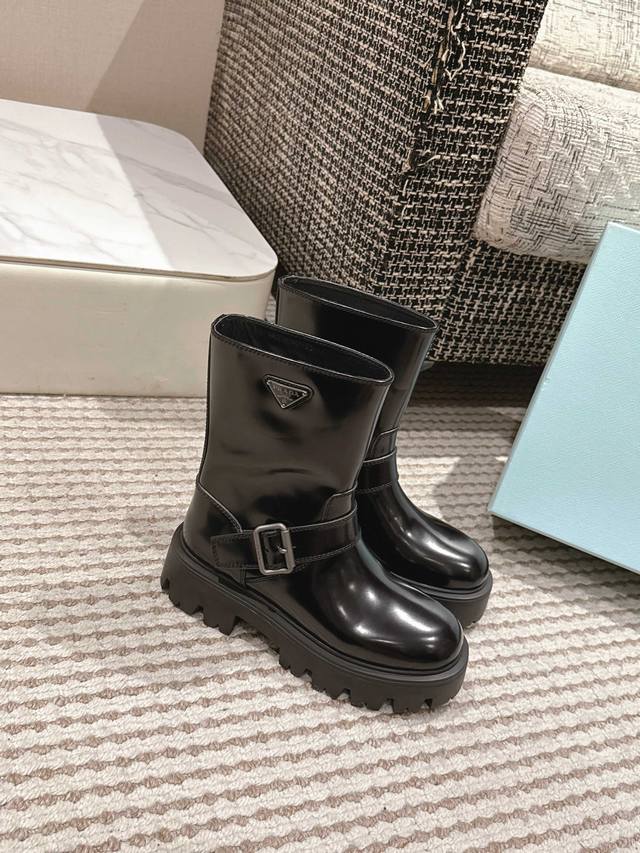 顶级版本 prada 2025秋冬新款经典三角标厚底一脚蹬短靴！ 精致线条与工艺构造定义此款皮革短靴，饰有标志性三角形徽标，独特的金属搭扣为机车风格增添个性！