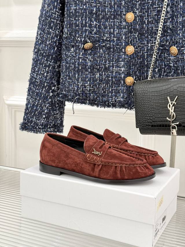 备注：飞机盒加10 Saint Lauren*Ysl圣罗兰25Wf新品 Ysl小Logo乐福鞋 标志性的小Logo是这双鞋的灵魂所在 以低调而精致的姿态呈现于鞋
