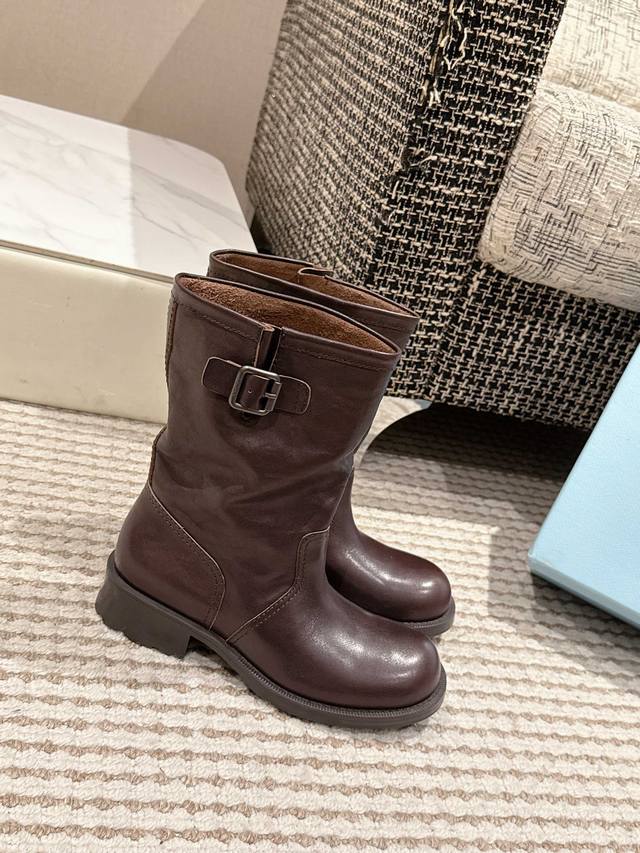 prada 25S 秋冬新款 西部超酷独立风格小牛皮靴 这是一款外表极简内里柔软舒适上脚超级出片的西部小牛皮短靴！鞋面小牛皮带有轻微的揉皱感，让鞋面更多了一丝野