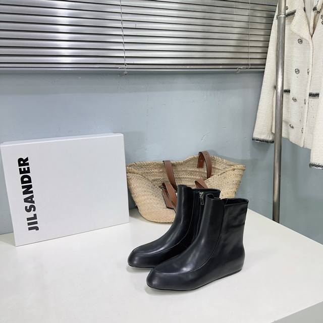 小众潮牌顶级品质！Jilsander 吉尔桑达25Ss秋冬超火极简内增高侧拉链圆头短靴！简约大气款！ 上身无敌修饰腿型！真的帅Bao了！！内增高设计上脚巨显腿直