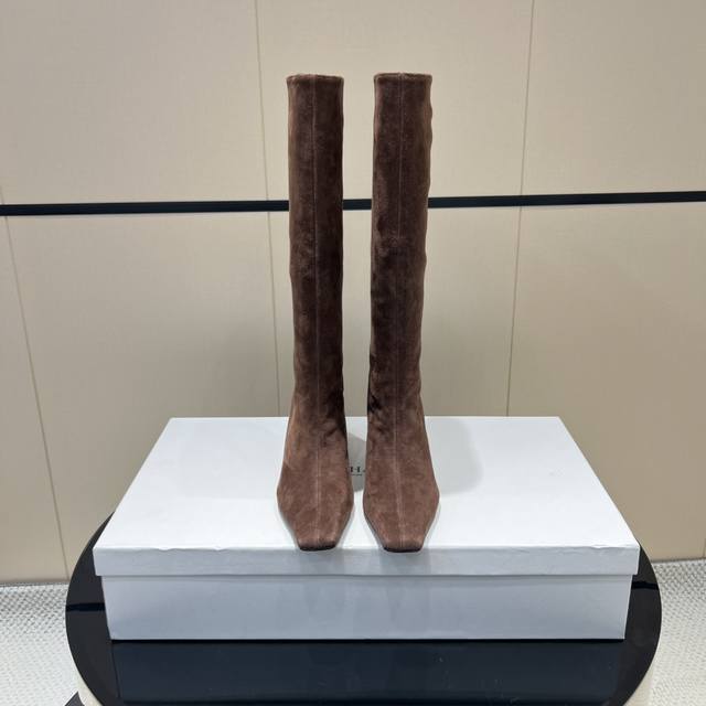 Khaite小众潮牌25Vs最新时装爆款系列 方头一脚蹬高靴 原版一比一打造舒适度、包裹性都比较好。个性十足，很好驾驭各种风格衣服搭配 面料:原版定制牛皮 内里