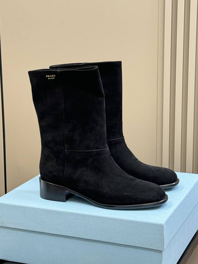 prada Fw25 New Arrival～ p家25秋冬短靴新品 麂皮和秋冬完美契合，柔和美丽 鞋底意大利进口牛皮底组合橡胶底，好穿耐穿！ Size 35-