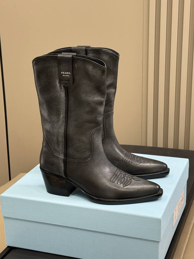 prada Fw25 New Arrival～ p家25秋冬西部靴新品 定制原版风格小牛皮，做手工做旧工艺 很扎实的料子，出来的质感很赞，感觉越传越旧越有韵味！