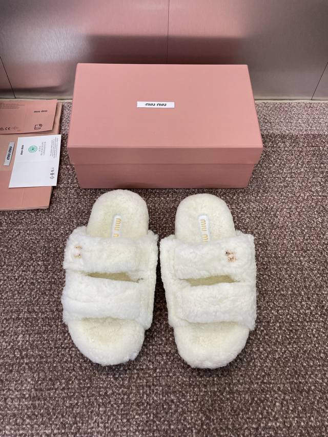 工厂p价p Miumiu 2025秋冬新款时尚魔术贴羊羔毛女拖鞋 缪缪字母Logo平底圆头拼色露趾居家鞋 材质:进口羊羔毛+原版开模防滑耐磨橡胶大底 Size: