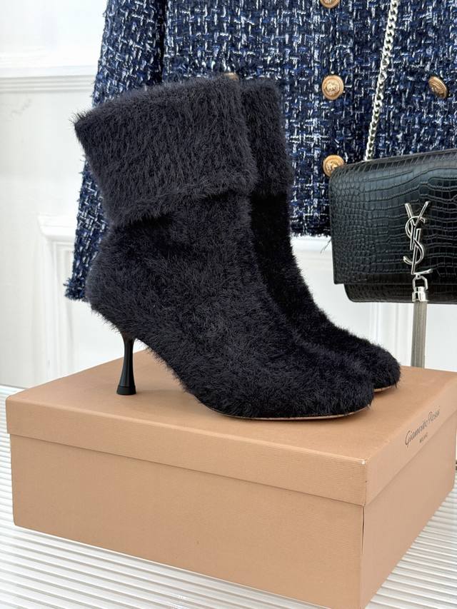 厂价 Gianvito Rossi 25Wf秋冬新品针织高跟袜子靴 当针织的温柔肌理邂逅高跟的利落锋芒， 袜子靴便以独特美学 重新定义秋冬足部时尚。 精选 48