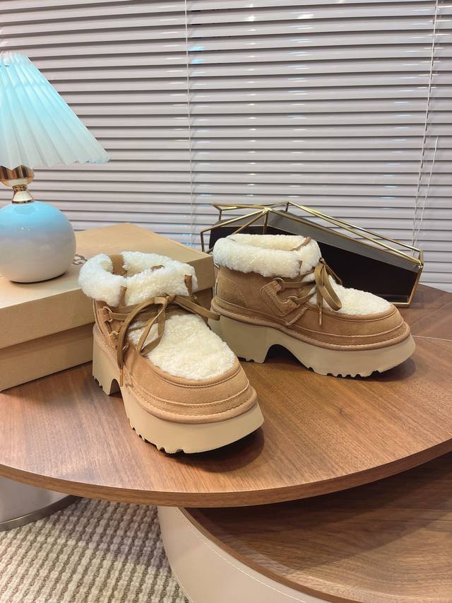 Ugg秋冬新款 厚底坡跟人鱼系带靴 Ugg泰迪卷毛 毛毛鞋软软糯糯 百搭时尚新款 小仙女冬天的必备品 上脚非常轻 超舒服 颜色：沙色 栗色 码数：35-40