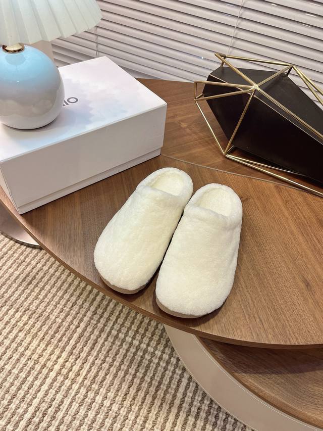 全毛 Alo小众潮牌 F042 2025Ss秋冬新款半包勃肯毛毛拖鞋 上脚超级百搭！而且超级舒适～上脚一点都不沉重！非常轻便！套上袜套搭配更好看！而且还是明星同